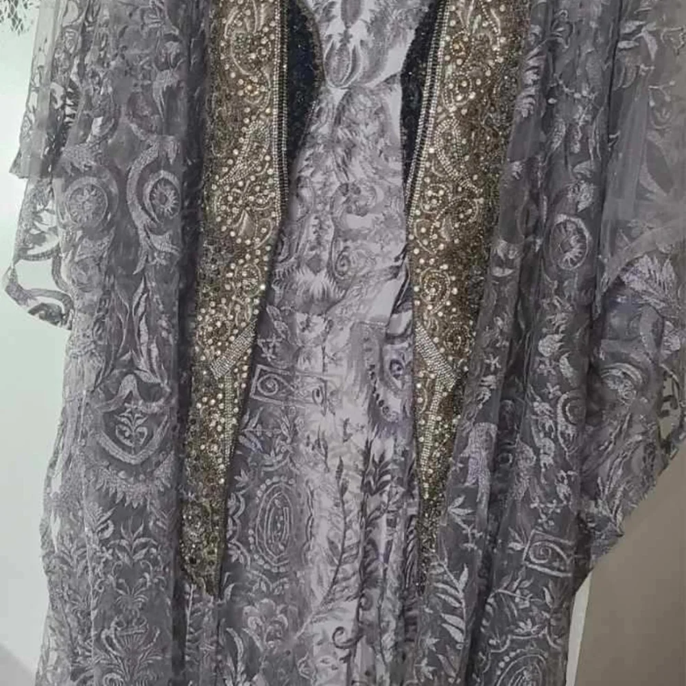 Elegant Embellished Cape in Gold and Black - Picture 3 of 8